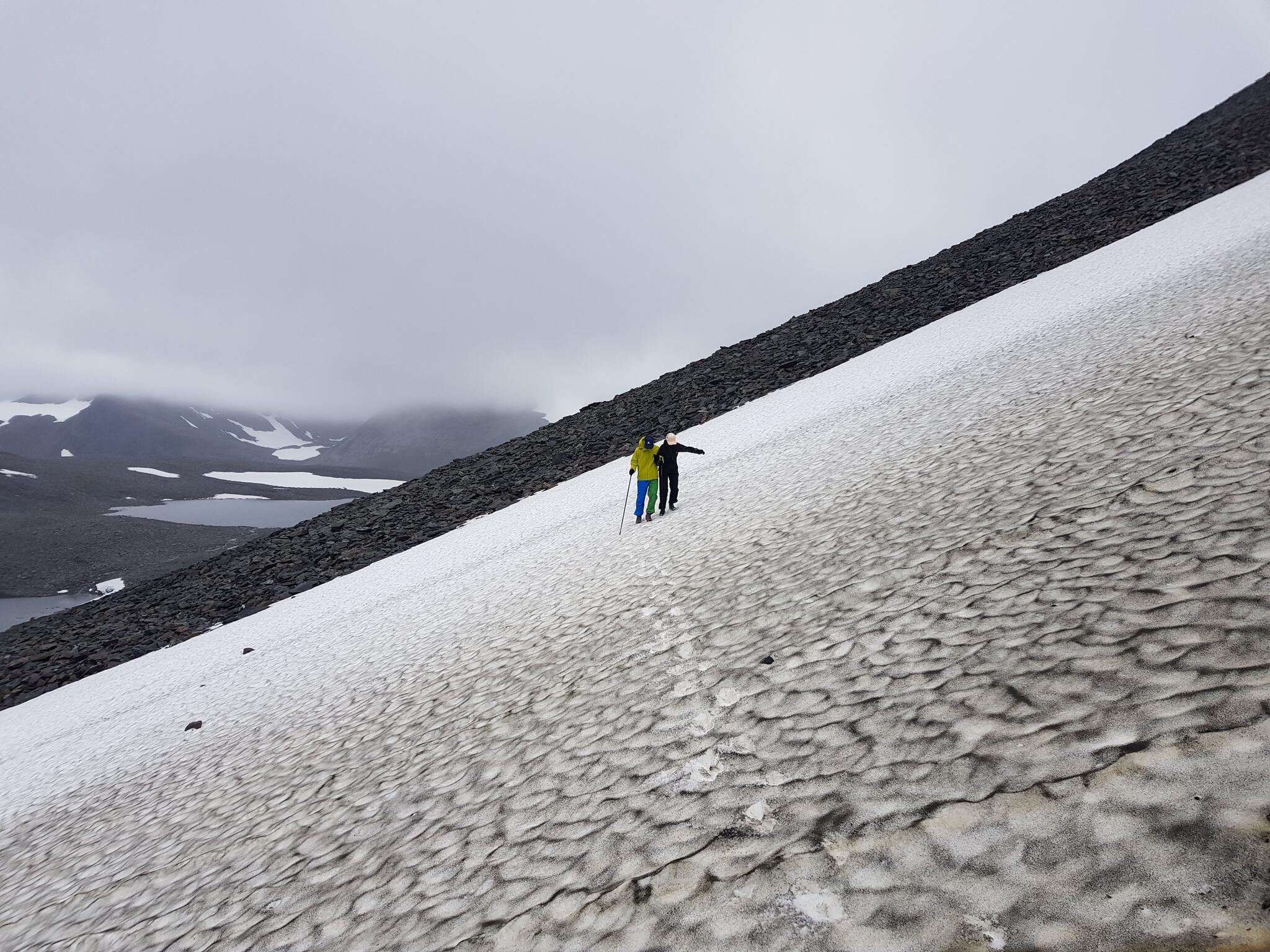 Över snöfält strax norr om den östra av de två sjöarna mellan Nallú och Šielmmáčohkka.
