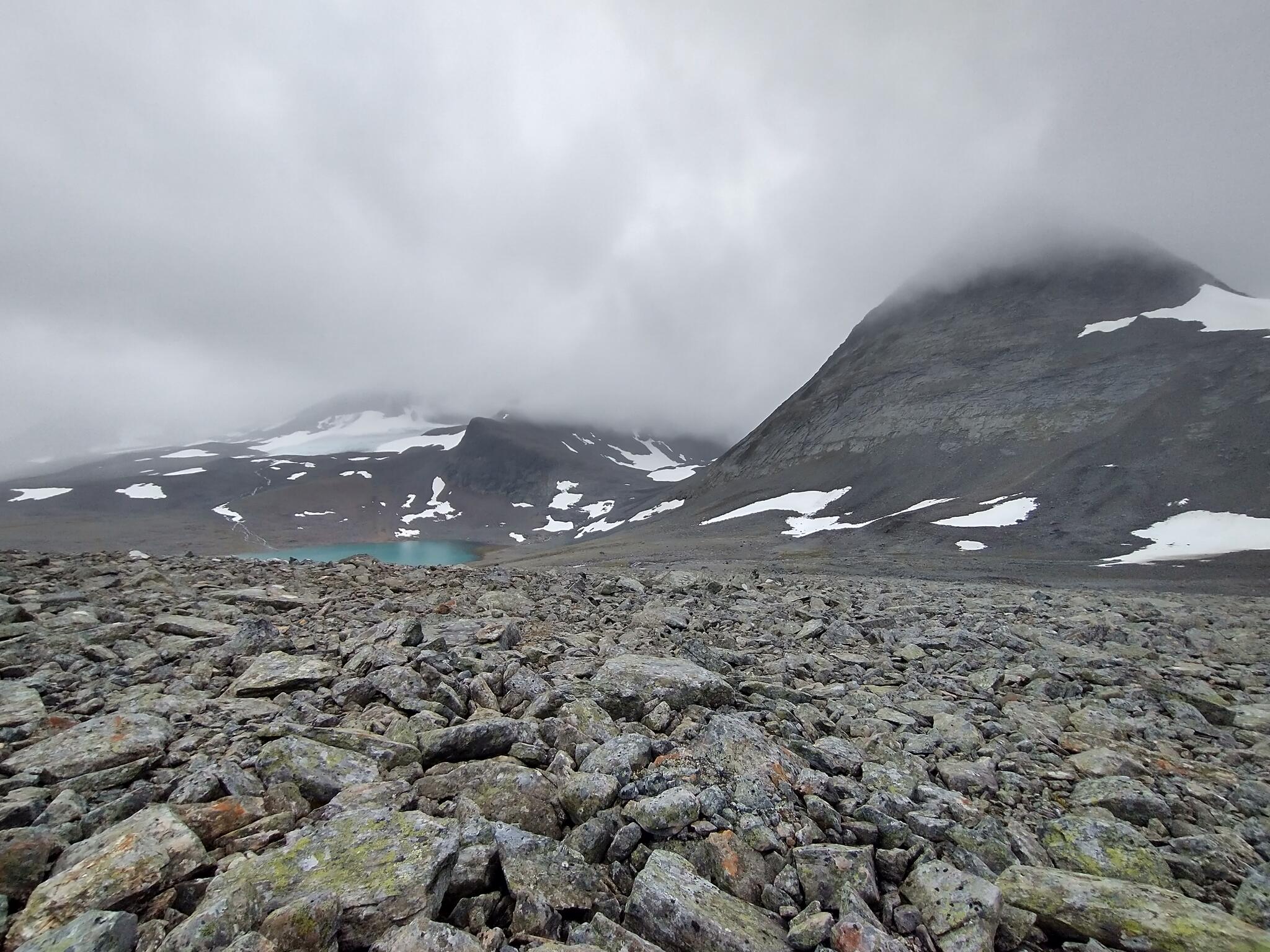 Tillbakablick mot sjön 1078 och toppen 1750 (till höger). I mitten i bakgrunden ser man Tjäktjatjåkkamassivet. 