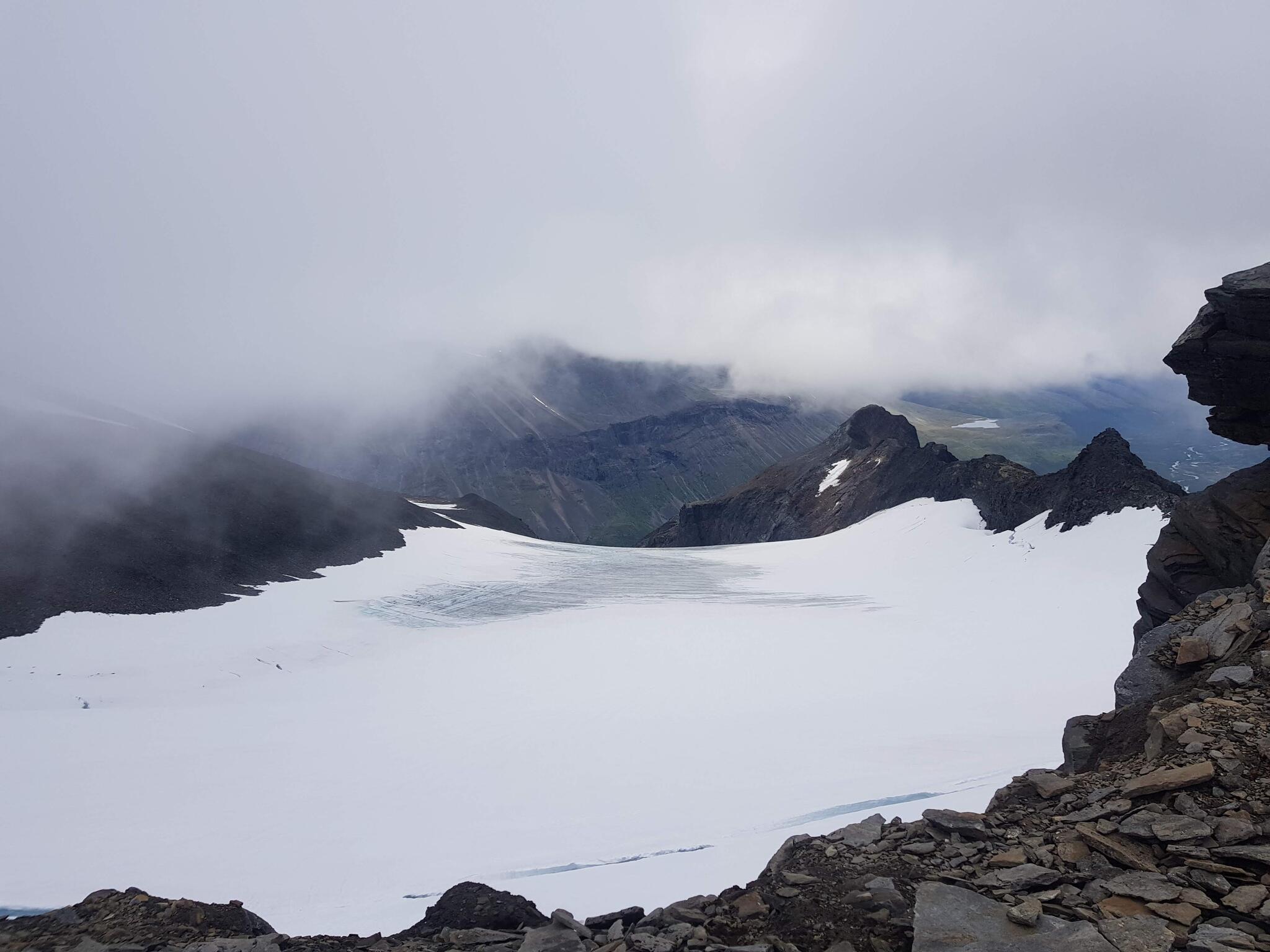 Utsikt över den mäktiga Siehtagasglaciären, från sadeln mellan Šielmmáčohkka och Kugghjulskammen.